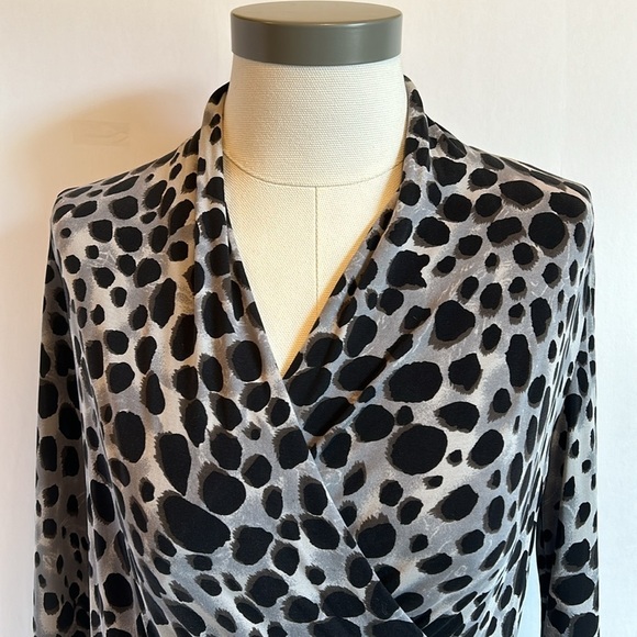 Doncaster Vintage Silk Gray  Black Animal Print V Neck Wrap Style Top Women’s 6 - Picture 2 of 10